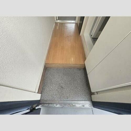 リエート的場201の玄関