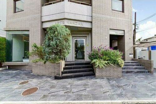 アーツ南山の玄関