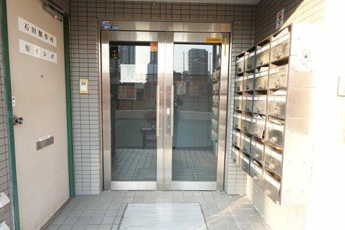 石田マンションの玄関