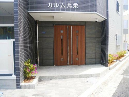 カルム共栄の玄関