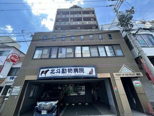 FRONT OF THE POLICE新光の外観