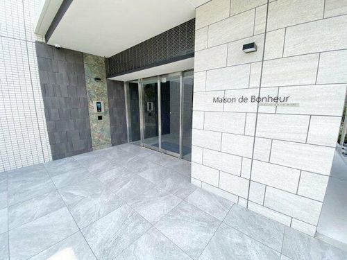 メゾンドボヌール弁天町の玄関