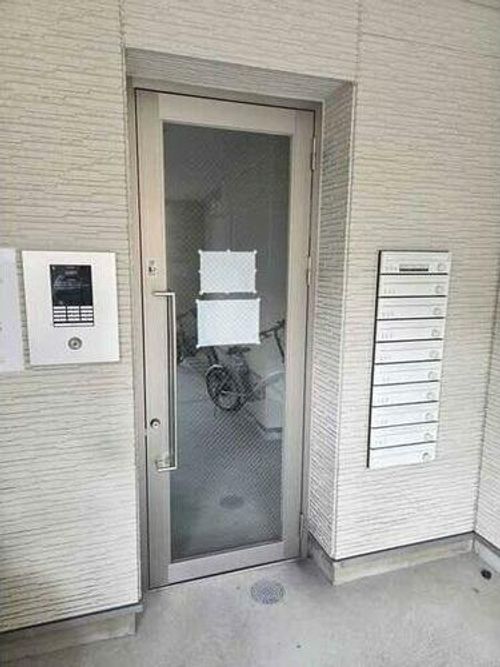 アジュール鶴舞101の玄関