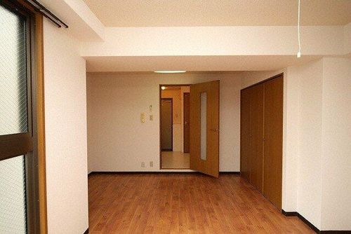 ミーネ新町弐番館の居間