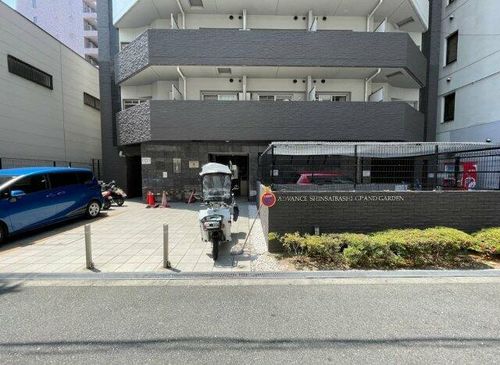 アドバンス心斎橋グランガーデンの玄関