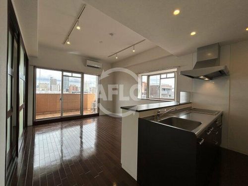 SK FUKUSHIMA GARDEN SUITEの居間