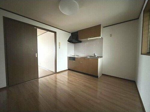 コーポリベルテ池下の居間