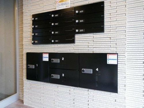 ラグーナ麻生102の玄関
