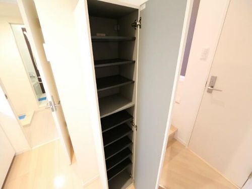 ブランドハウス城西1の玄関