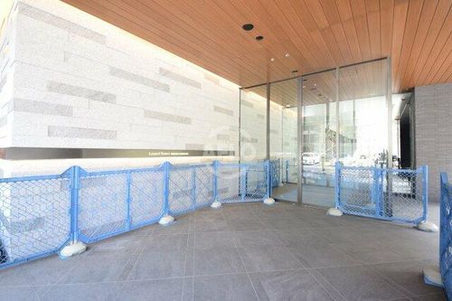 ローレルタワー御堂筋本町の玄関