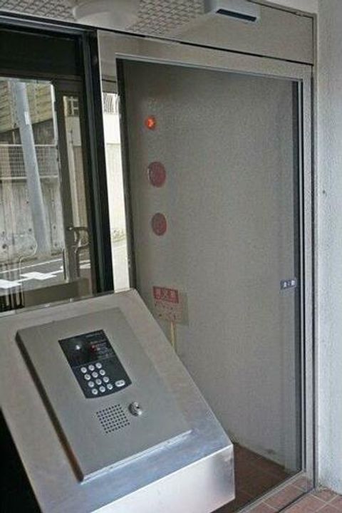 ノース・メゾン・ラ・コリンA棟の玄関