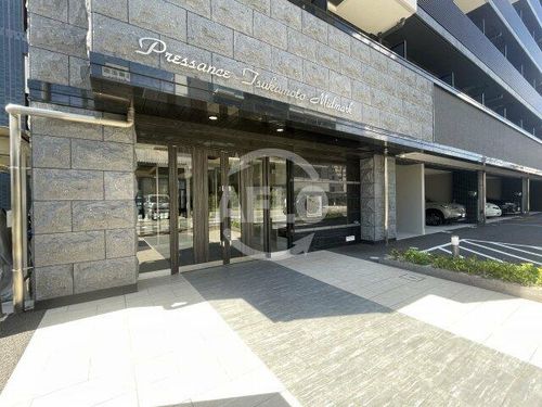 プレサンス塚本ミッドマークの玄関