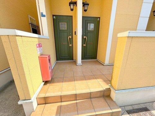 サニークレールB棟の玄関