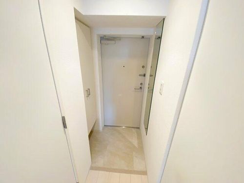 SERENiTE本町refletの玄関