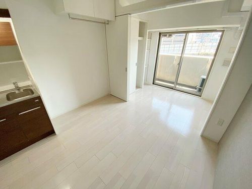 SERENiTE本町refletの居間