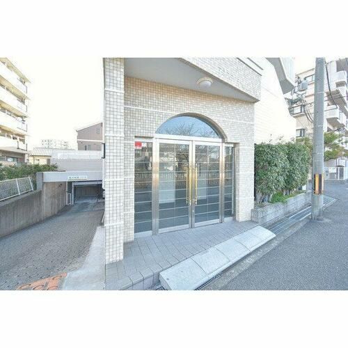 アネスティ千里丘1号館0202の玄関