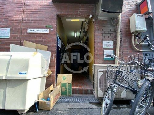 南森町ロイヤルハイツの玄関