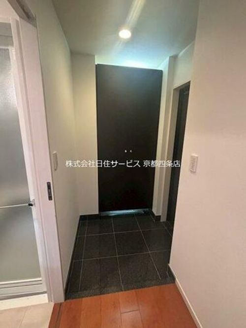 クオン四条柏屋町の玄関