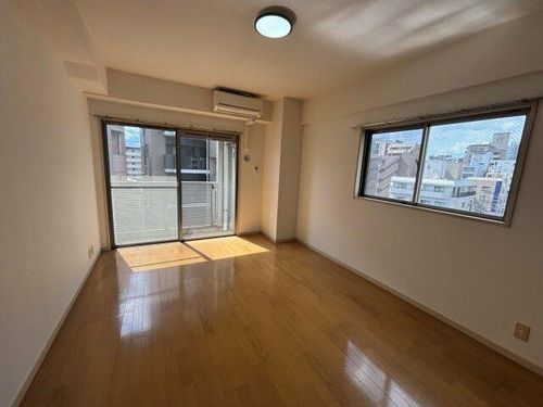 リヴェール渡辺通南501の居間