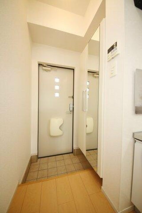 フローラ101の玄関