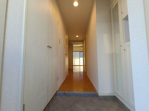 ジャスティス駅東1002の玄関