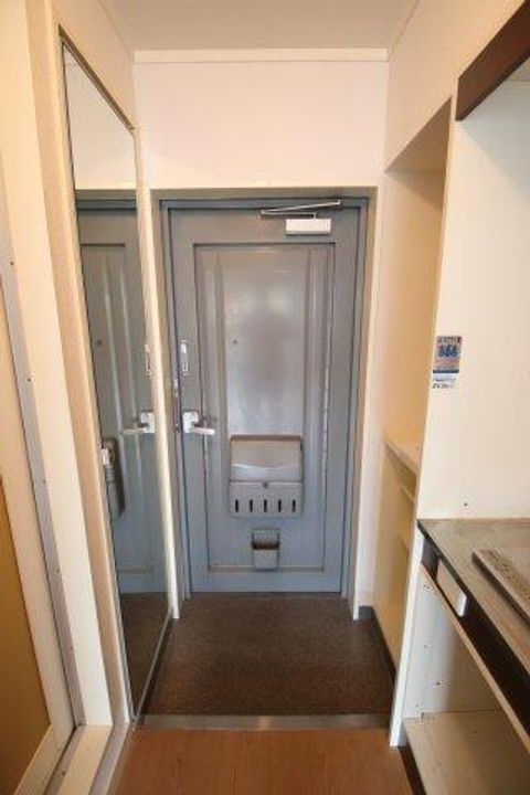 白鷺ハイツの玄関