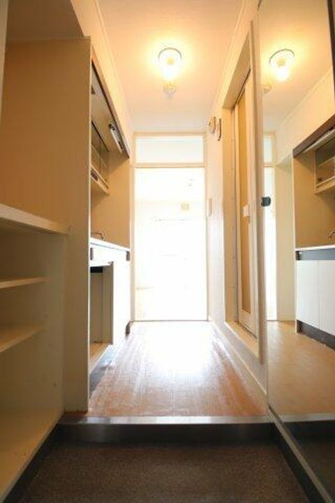 白鷺ハイツの玄関