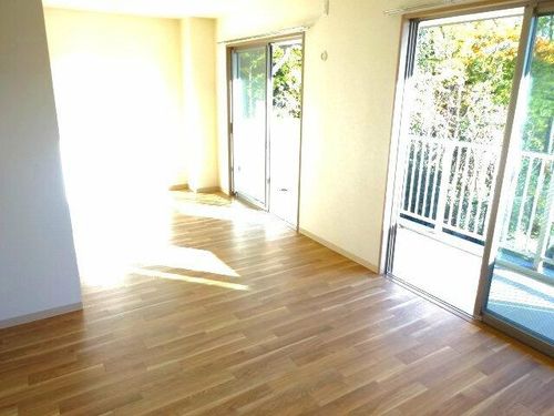 アムシュロス神戸北101の居間