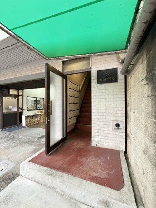 西村ビルの玄関