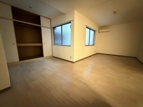 西村ビルの居間