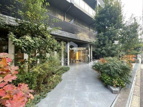 グランルージュ谷町六丁目の玄関