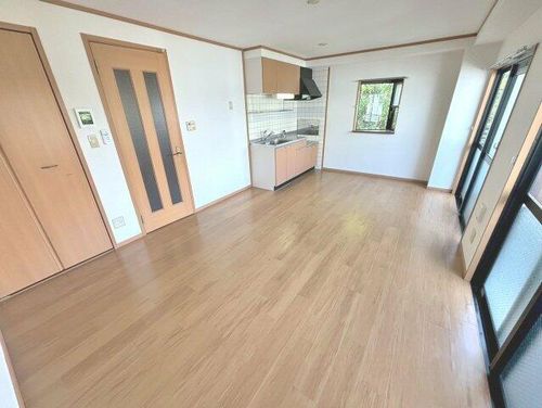 サンライズ・フジの居間