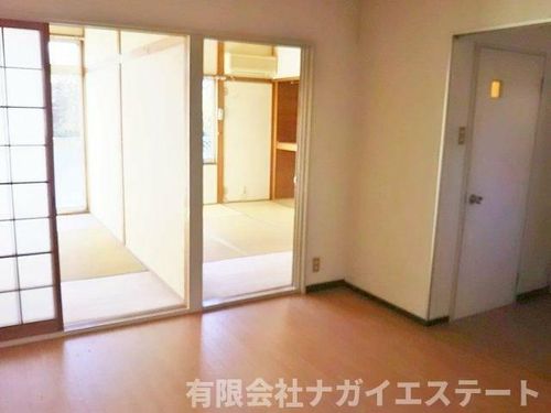 社ハイツ101の居間