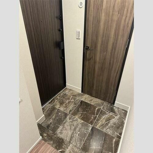 レーベン長岡天神CRESISTの玄関