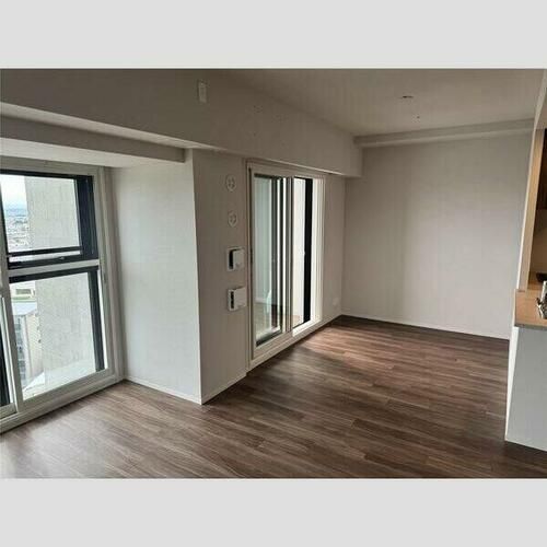 レーベン長岡天神CRESISTの居間