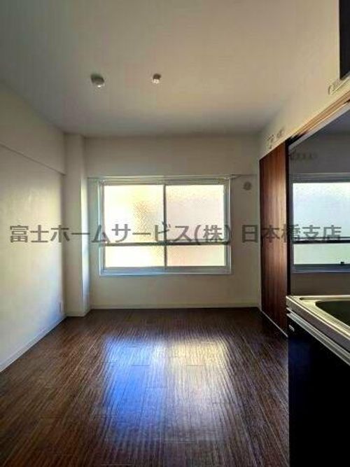 高津マンションの居間