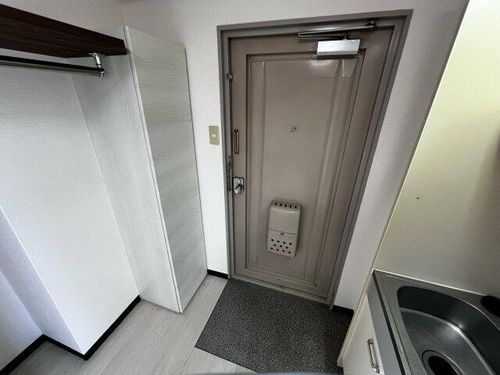 グランドハイツ湯里621の玄関