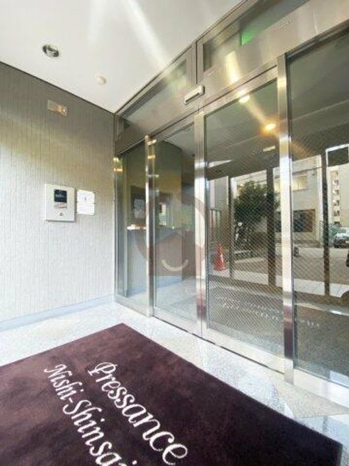 プレサンス西心斎橋の玄関