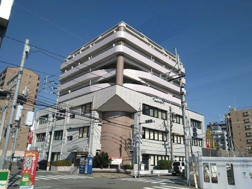 岩保ビル駅南の外観