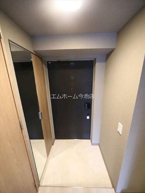 エステムコート名古屋新栄Ⅵアートテラスの玄関