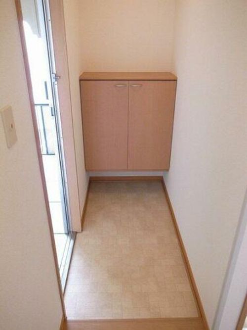 ファミール二池202の玄関