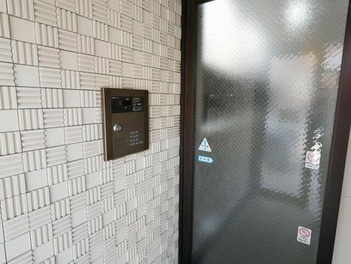 フラッティ堀川下立売103の玄関