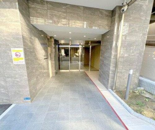 セレニテ本町東リアンの玄関