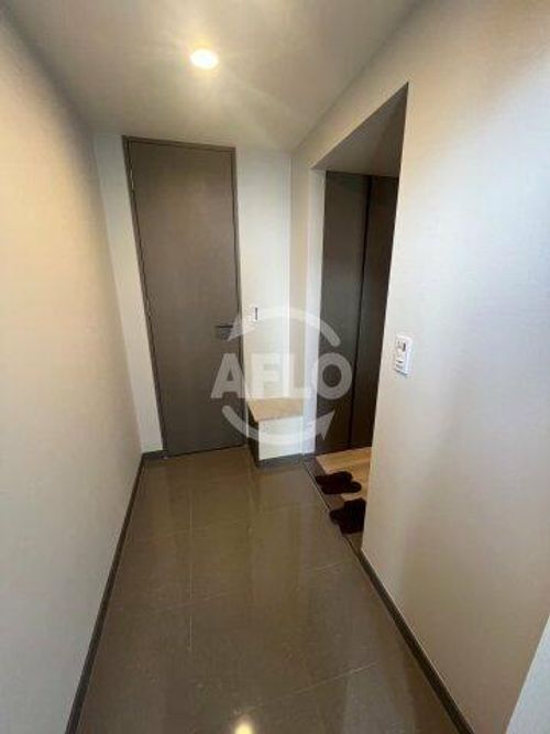 コンフォリア・リヴ北浜淡路町の玄関