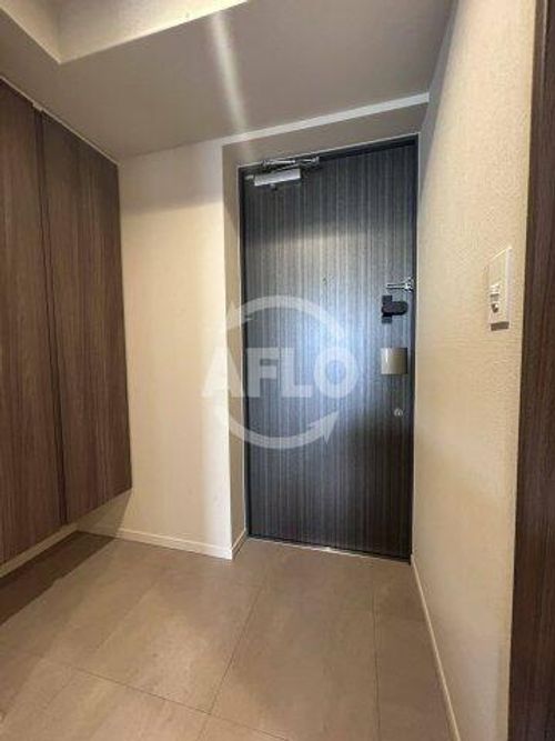 コンフォリア・リヴ新大阪西宮原ソルテラスの玄関