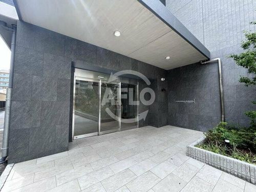 コンフォリア・リヴ新大阪西宮原ソルテラスの玄関