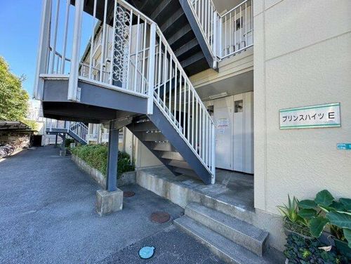 プリンスハイツEの玄関
