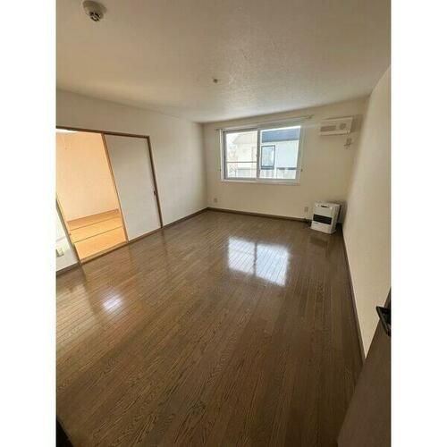 ソシアルVIP伏古B棟102の居間