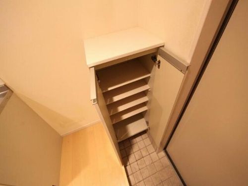 ビルーチェ並木Bの玄関