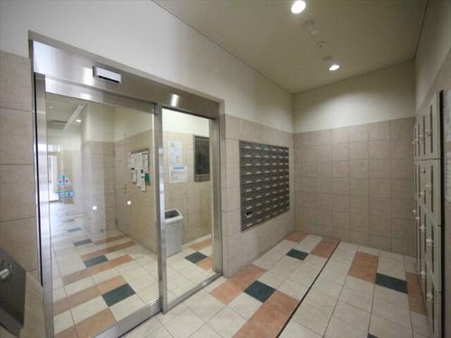 レジデンス金山スクエアの玄関